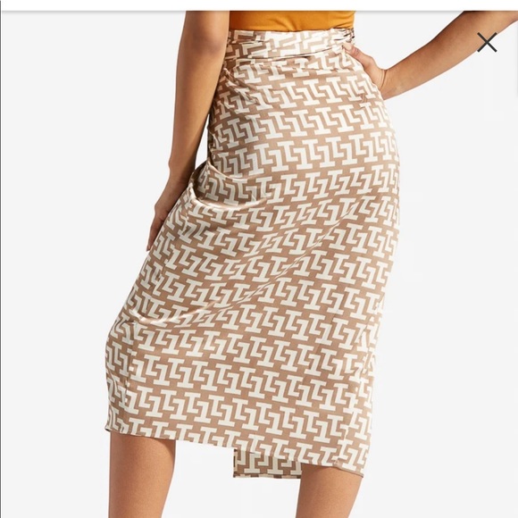 Versatile wrap skirt - Picture 3 of 9